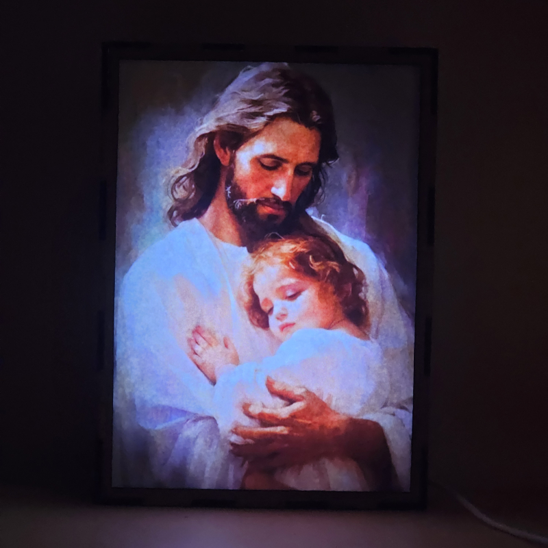 Lámpara con doble imagen  (Nuestro Señor Jesucristo), vista encendida, donde se revela la ilustración completa al encender la luz LED.