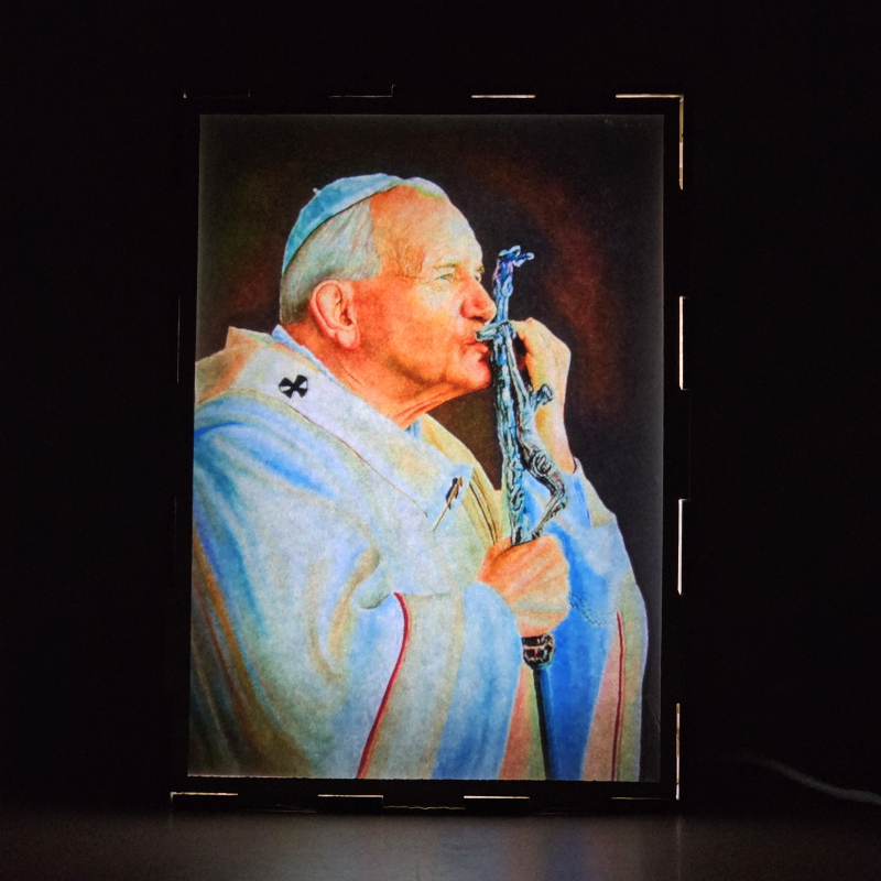 Lámpara con doble imagen  (San Juan Pablo II), vista encendida, donde se revela la ilustración completa al encender la luz LED.