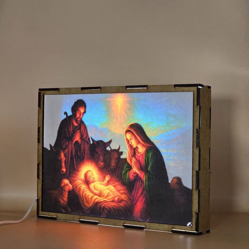 Lámpara con doble imagen el Tercer misterio gosozo El Nacimiento del Hijo de Dios (San José, La Virgen María, El niño Jesús), vista encendida, donde se revela la ilustración completa al encender la luz LED.