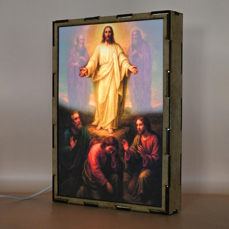 Lámpara con doble imagen el Cuarto misterio luminoso La Transfiguración del Señor (Nuestro Señor Jesucristo, El apostol Juan, El apostol Pedro, El apostol Santiago, El profeta Elías, Moises), vista encendida, donde se revela la ilustración completa al encender la luz LED.