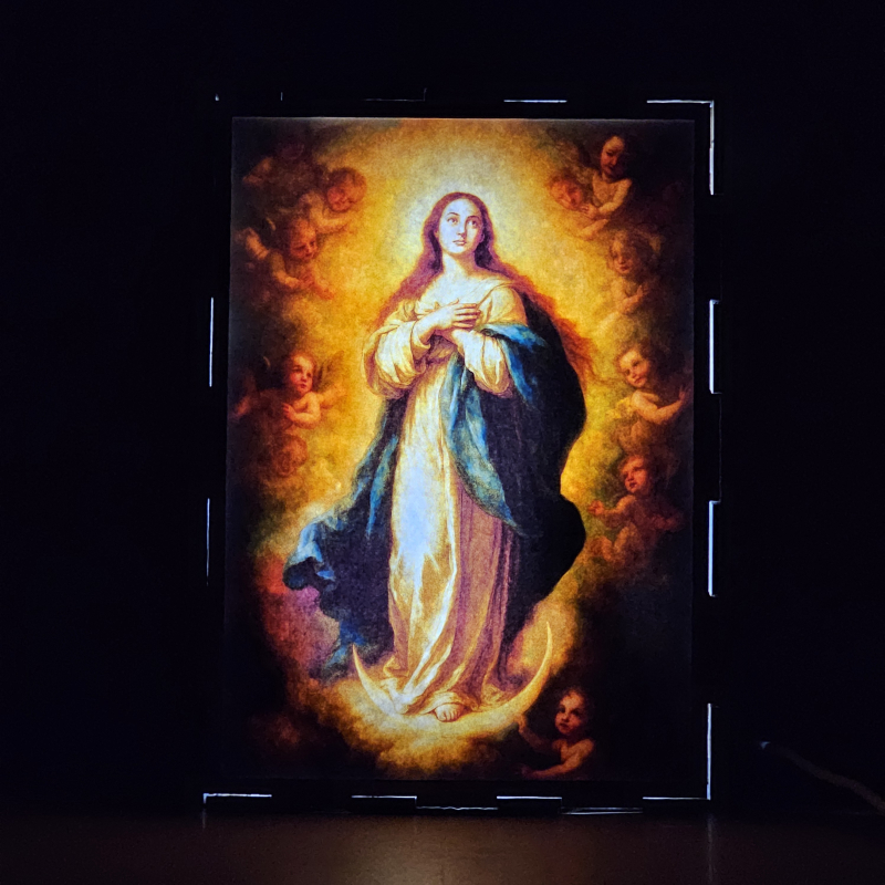 Lámpara con doble imagen  (La Inmaculada Concepción), vista encendida, donde se revela la ilustración completa al encender la luz LED.