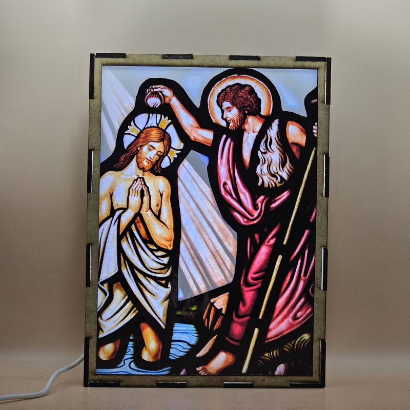 Lámpara con doble imagen el Primer misterio luminoso El Bautismo de Jesús en el Jordán (Nuestro Señor Jesucristo, San Juan Bautista), vista encendida, con luz ambiente, donde se revela la ilustración completa al encender la luz LED.