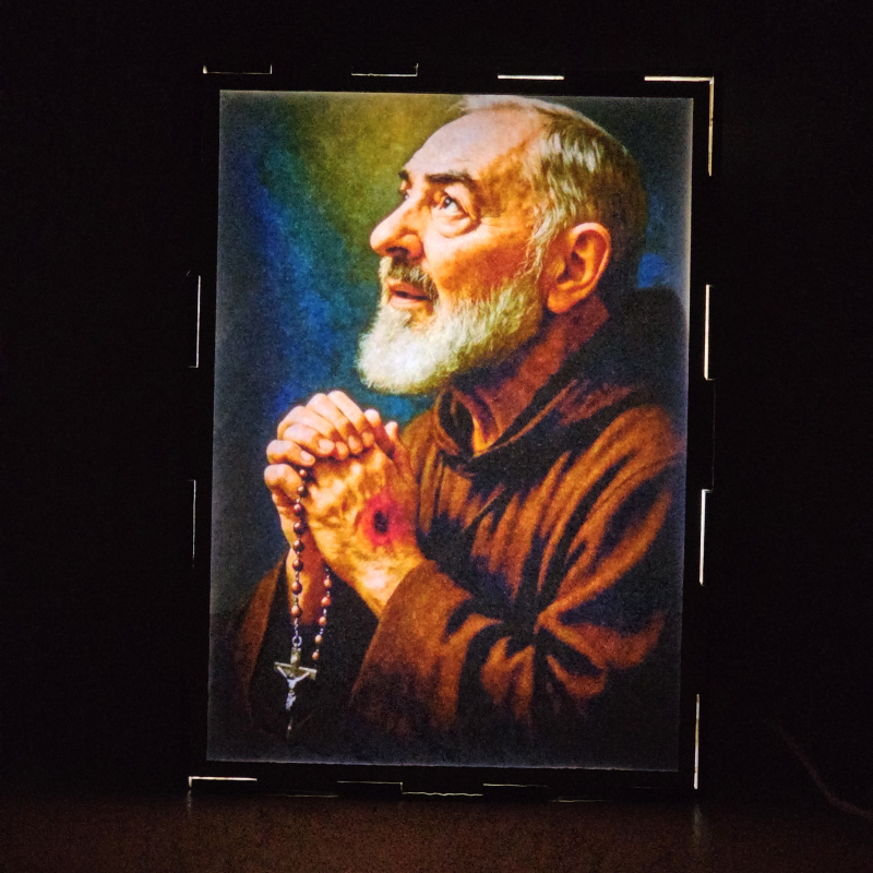 Lámpara con doble imagen  (San Pío de Pietrelcina), vista encendida, donde se revela la ilustración completa al encender la luz LED.