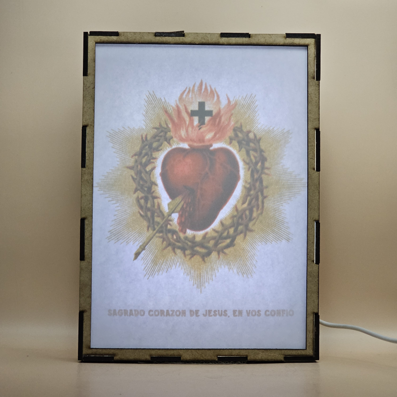 Lámpara con doble imagen  (Sagrado Corazón de Jesús), vista encendida, con luz ambiente, donde se revela la ilustración completa al encender la luz LED.