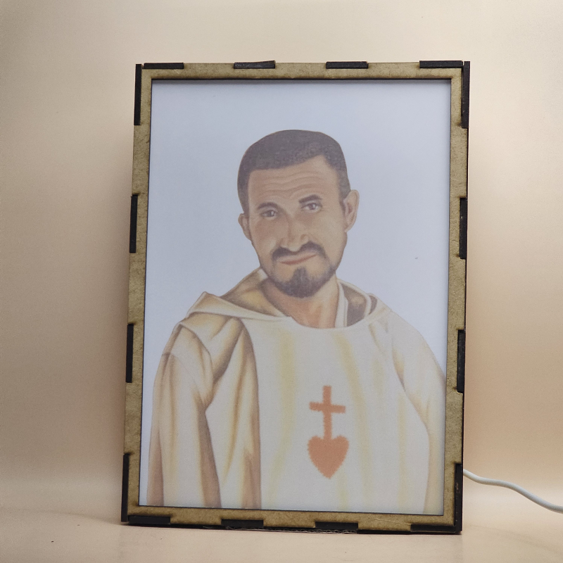 Lámpara con doble imagen  (Carlos de Foucauld), vista apagada, se esconde la imágen de atras.