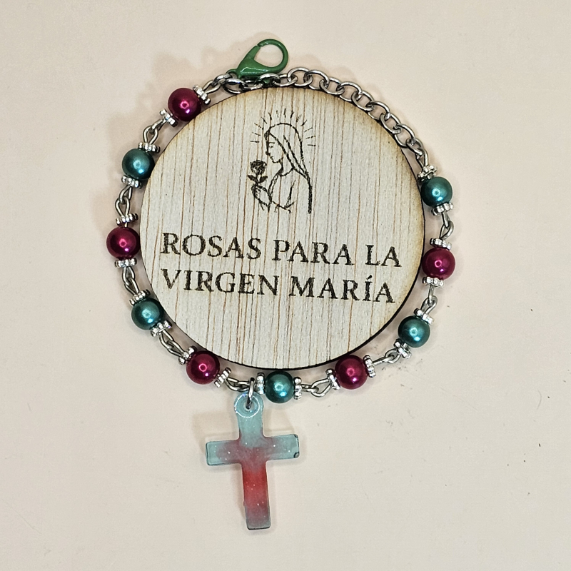 Denario artesanal de color verde y rojo con una cruz translúcida multicolor