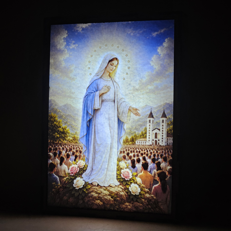 Lámpara LED de la Virgen de Medjugorje Reina de la Paz ante peregrinos y la iglesia - Galeria