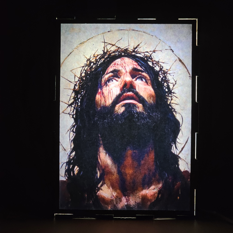 Lámpara con doble imagen el Tercer misterio doloroso La coronación de espinas (Nuestro Señor Jesucristo), vista encendida, donde se revela la ilustración completa al encender la luz LED.