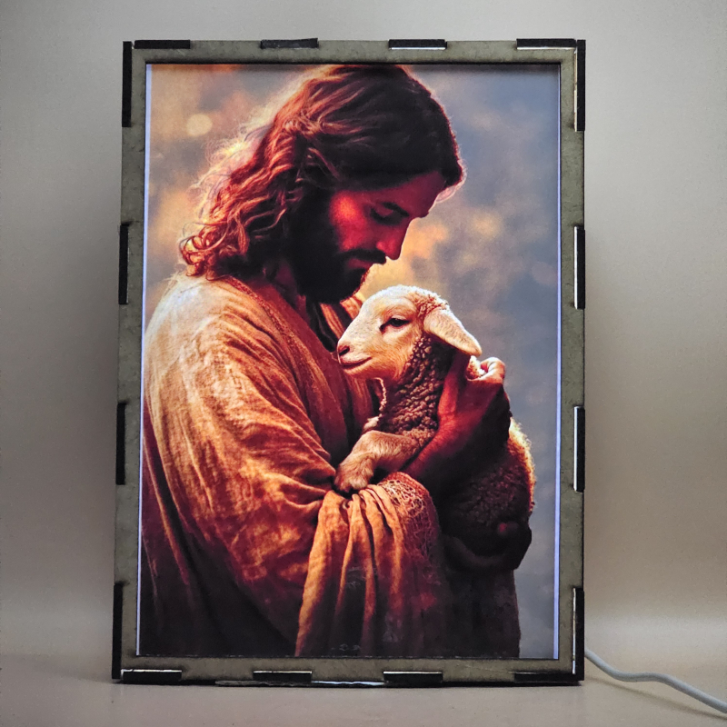 Lámpara con doble imagen  (Nuestro Señor Jesucristo), vista encendida, con luz ambiente, donde se revela la ilustración completa al encender la luz LED.
