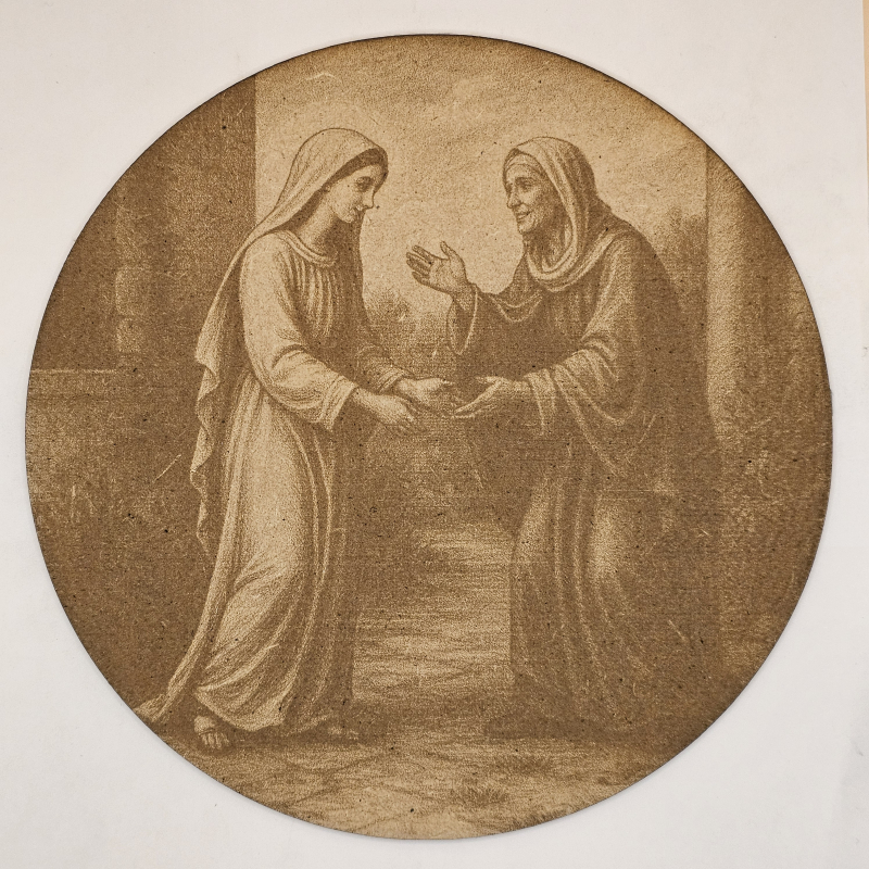Ilustración religiosa de la Visitación de la Virgen María a Santa Isabel, grabada en MDF circular con detalle tradicional plano general