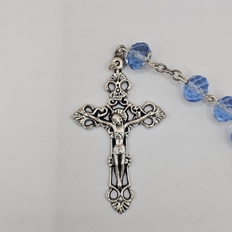 Crucifijo del rosario, de metal, en detalle, parte frontal