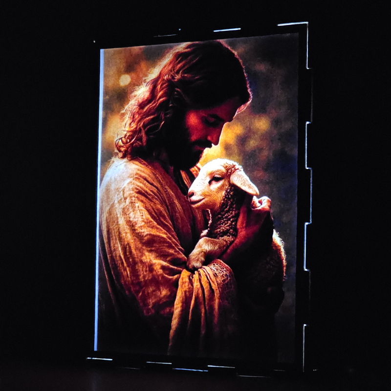 Lámpara con doble imagen  (Nuestro Señor Jesucristo), vista encendida, donde se revela la ilustración completa al encender la luz LED.