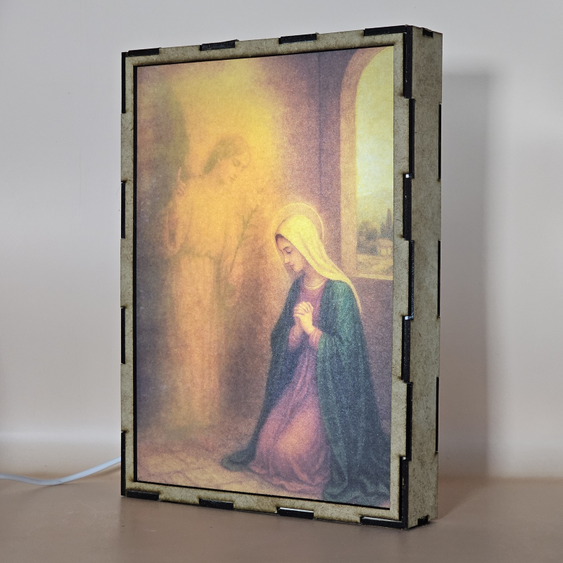 Lámpara con doble imagen el Primer misterio gosozo La Anunciación del Ángel a la Virgen María (La Virgen María, San Gabriel Arcángel), vista encendida, donde se revela la ilustración completa al encender la luz LED.