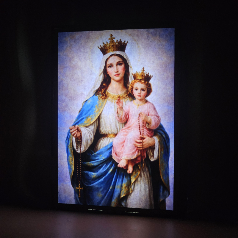 Lámpara con doble imagen  (Virgen del Rosario), vista encendida, donde se revela la ilustración completa al encender la luz LED.