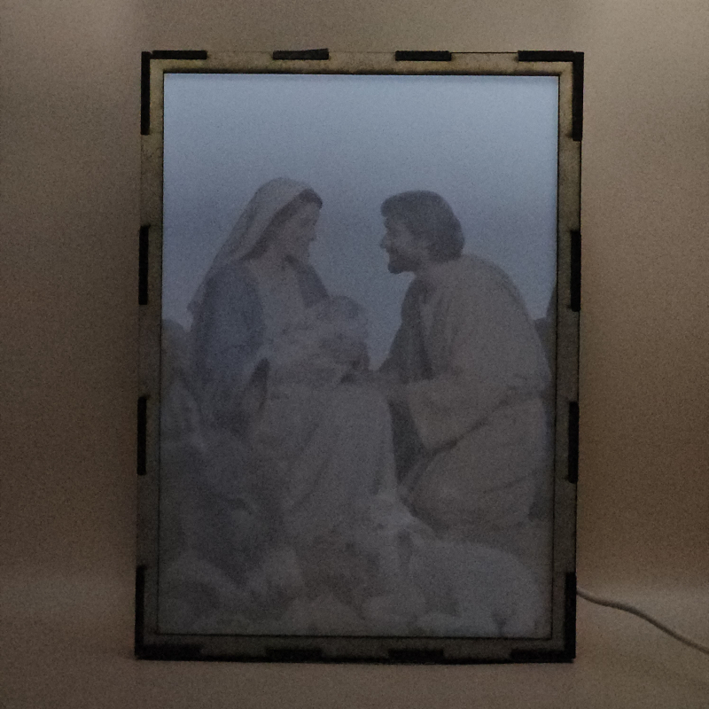 Lámpara con doble imagen el Tercer misterio gosozo El Nacimiento del Hijo de Dios (San José, La Virgen María, El niño Jesús), vista apagada, se esconde la imágen de atras.