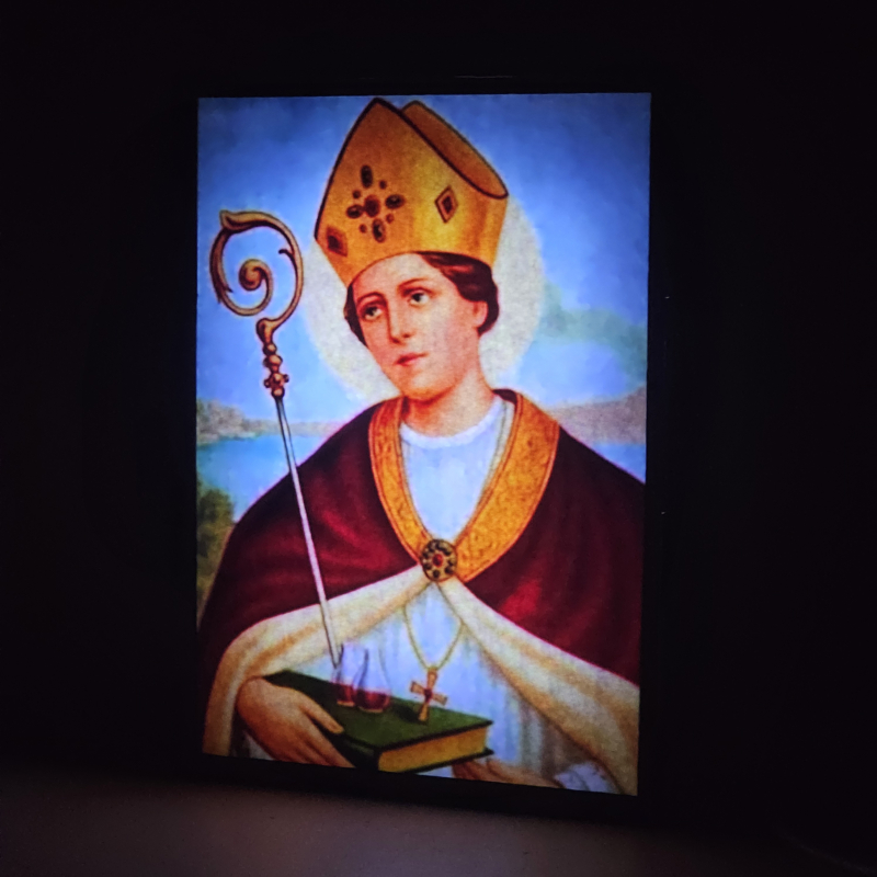 Lámpara con doble imagen  (San Genaro), vista encendida, donde se revela la ilustración completa al encender la luz LED.