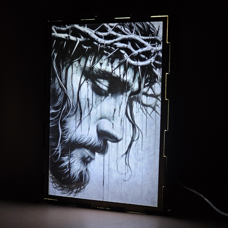 Lámpara con doble imagen  (Nuestro Señor Jesucristo), vista encendida, donde se revela la ilustración completa al encender la luz LED.