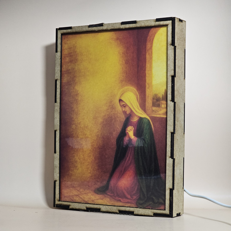 Lámpara con doble imagen el Primer misterio gosozo La Anunciación del Ángel a la Virgen María (), vista apagada, se esconde la imágen de atras.