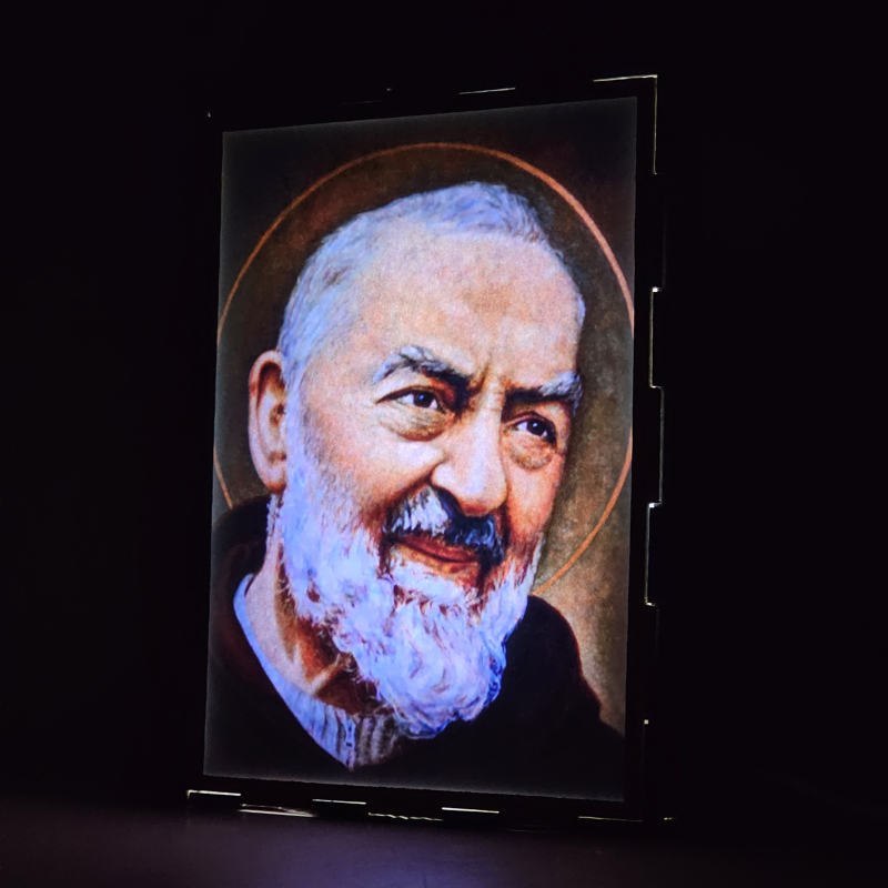 Lámpara con doble imagen  (San Pío de Pietrelcina), vista encendida, donde se revela la ilustración completa al encender la luz LED.