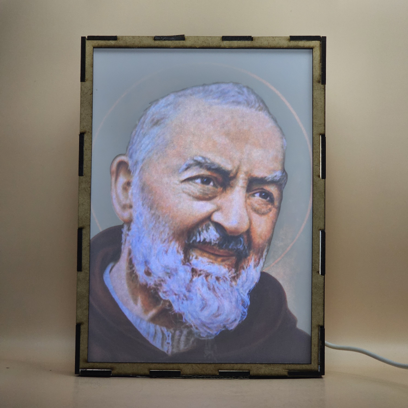 Lámpara con doble imagen  (San Pío de Pietrelcina), vista encendida, con luz ambiente, donde se revela la ilustración completa al encender la luz LED.