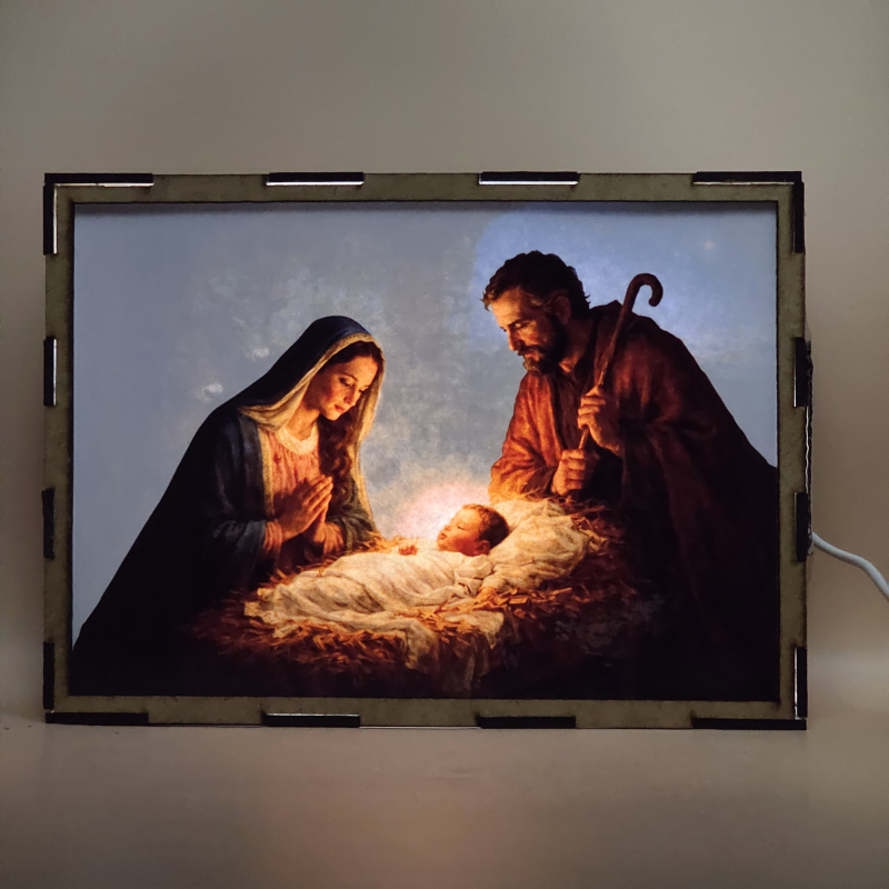 Lámpara con doble imagen el Tercer misterio gosozo El Nacimiento del Hijo de Dios (), vista encendida, con luz ambiente, donde se revela la ilustración completa al encender la luz LED.