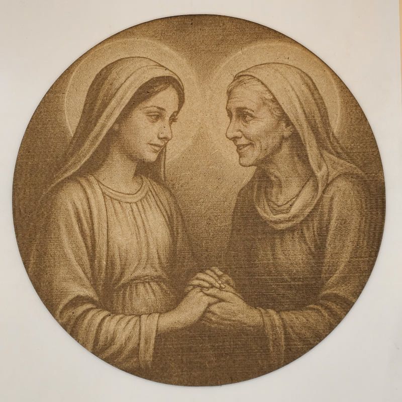 Ilustración religiosa de la Visitación de la Virgen María a Santa Isabel, grabada en MDF circular con detalle tradicional plano medio
