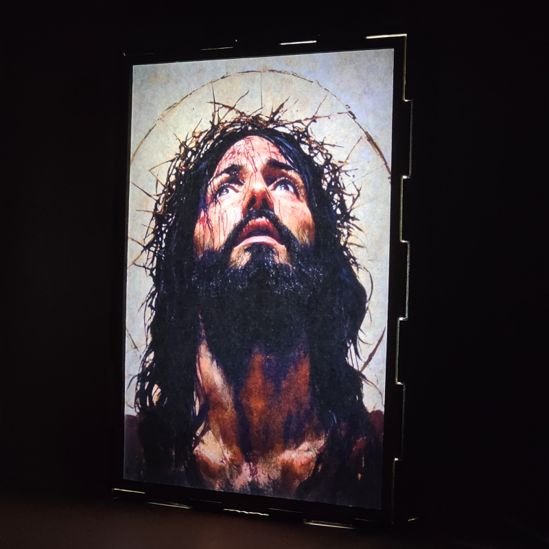 Lámpara con doble imagen el Tercer misterio doloroso La coronación de espinas (Nuestro Señor Jesucristo), vista encendida, donde se revela la ilustración completa al encender la luz LED.