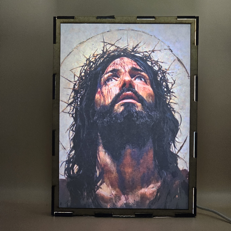 Lámpara con doble imagen el Tercer misterio doloroso La coronación de espinas (Nuestro Señor Jesucristo), vista encendida, con luz ambiente, donde se revela la ilustración completa al encender la luz LED.