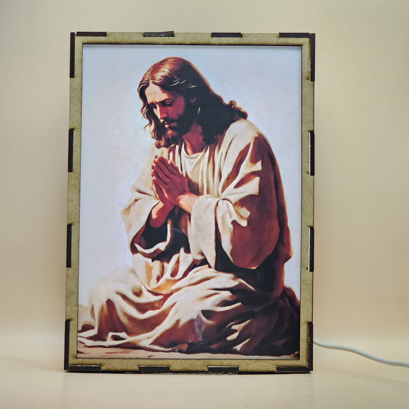 Lámpara con doble imagen el Primer Misterio Doloroso La oración de Jesus en el Huerto (), vista encendida, con luz ambiente, donde se revela la ilustración completa al encender la luz LED.