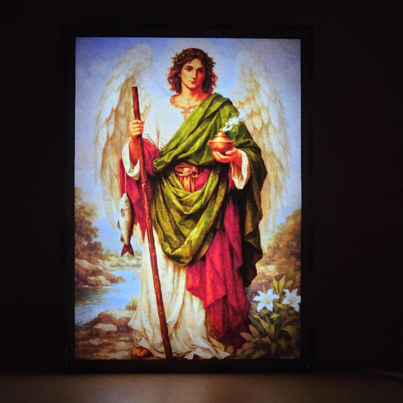 Lámpara LED de San Rafael Arcángel con pez y bastón, efecto doble imagen, USB y diseño católico para hogar, oración o regalo religioso. - Encendida