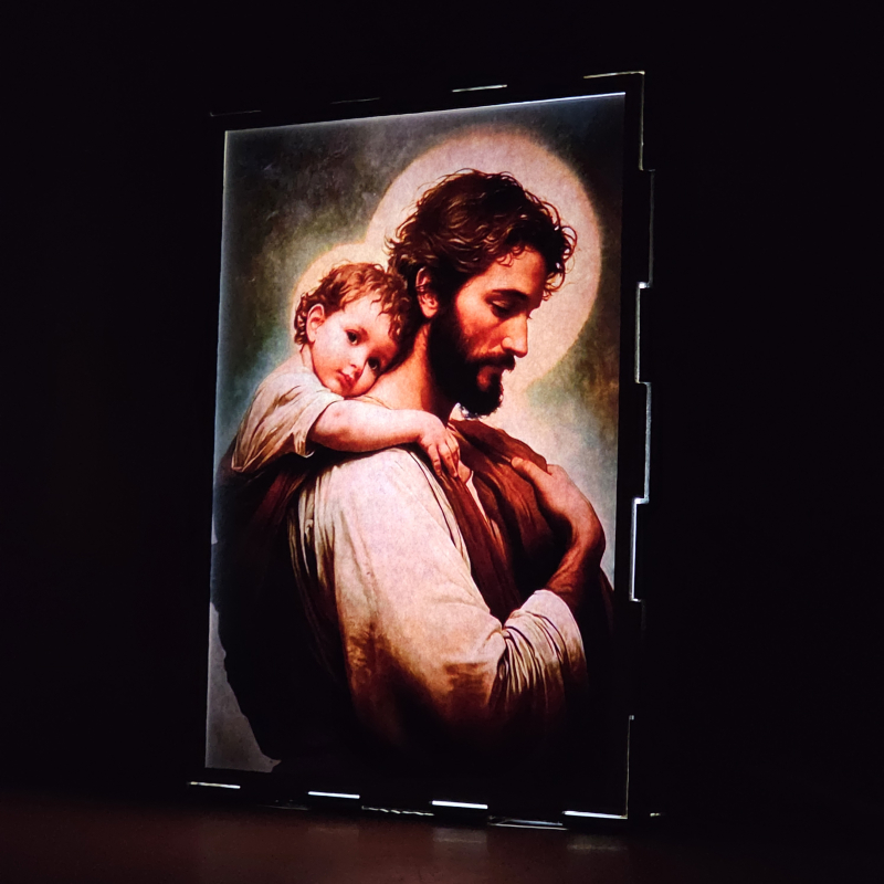 Lámpara con doble imagen  (San José Protector), vista encendida, donde se revela la ilustración completa al encender la luz LED.