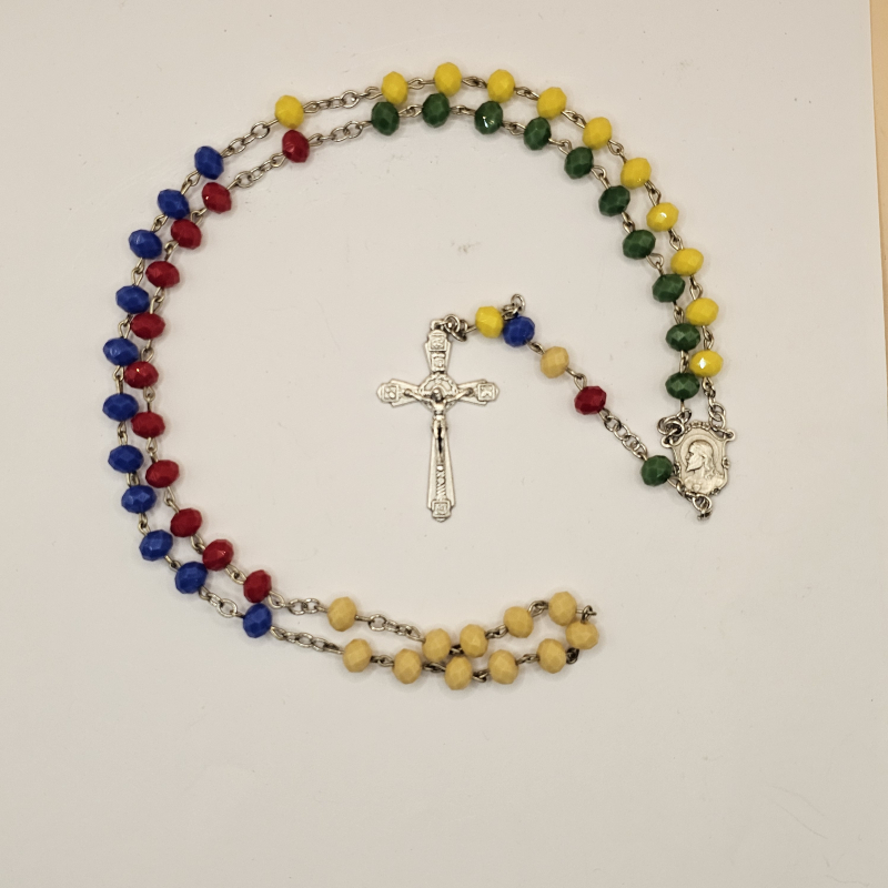 Rosario misionero con Medalla del Sagrado Corazón de Jesus de perfil y de la Virgen del Carmen, Crucifijo de Cristo crucificado con detalles florales