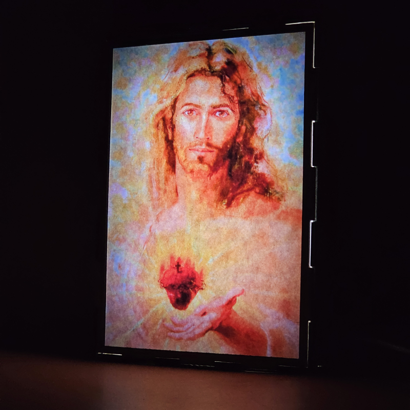 Lámpara con doble imagen  (Sagrado Corazón de Jesús), vista encendida, donde se revela la ilustración completa al encender la luz LED.