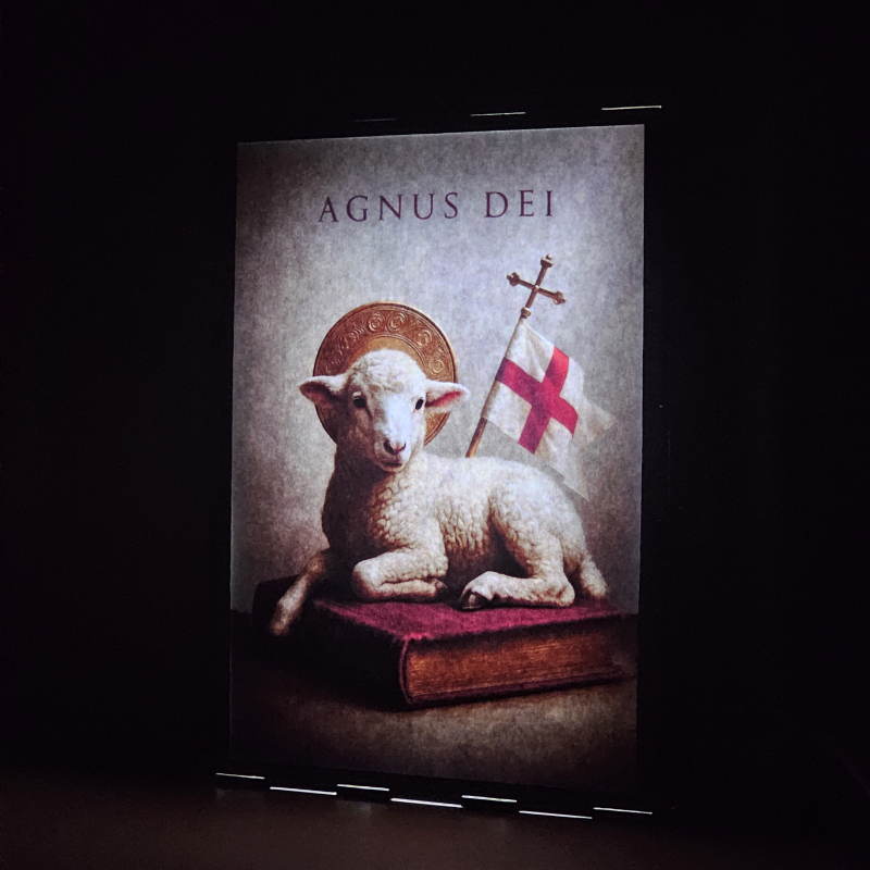 Lámpara con doble imagen  (Nuestro Señor Jesucristo), vista encendida, donde se revela la ilustración completa al encender la luz LED.