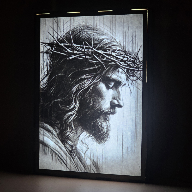 Lámpara con doble imagen el Tercer misterio doloroso La coronación de espinas (Nuestro Señor Jesucristo), vista encendida, donde se revela la ilustración completa al encender la luz LED.