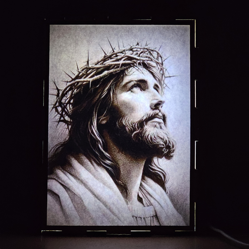 Lámpara con doble imagen el Tercer misterio doloroso La coronación de espinas (Nuestro Señor Jesucristo), vista encendida, donde se revela la ilustración completa al encender la luz LED.