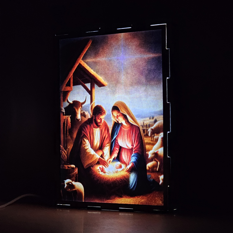 Lámpara con doble imagen el Tercer misterio gosozo El Nacimiento del Hijo de Dios (San José, La Virgen María, El niño Jesús), vista encendida, donde se revela la ilustración completa al encender la luz LED.
