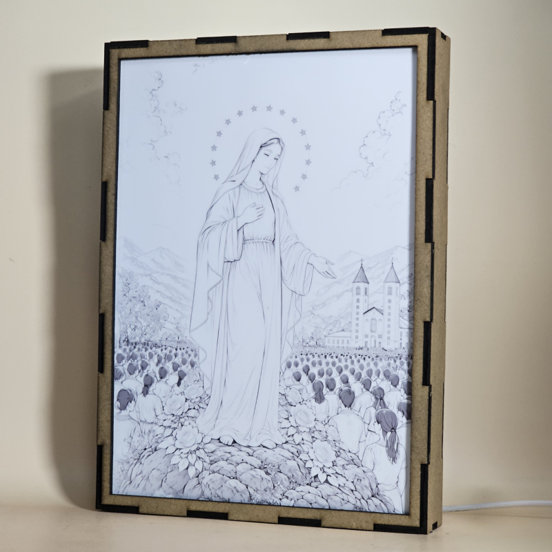 Lámpara LED de la Virgen de Medjugorje Reina de la Paz ante peregrinos y la iglesia - Galeria