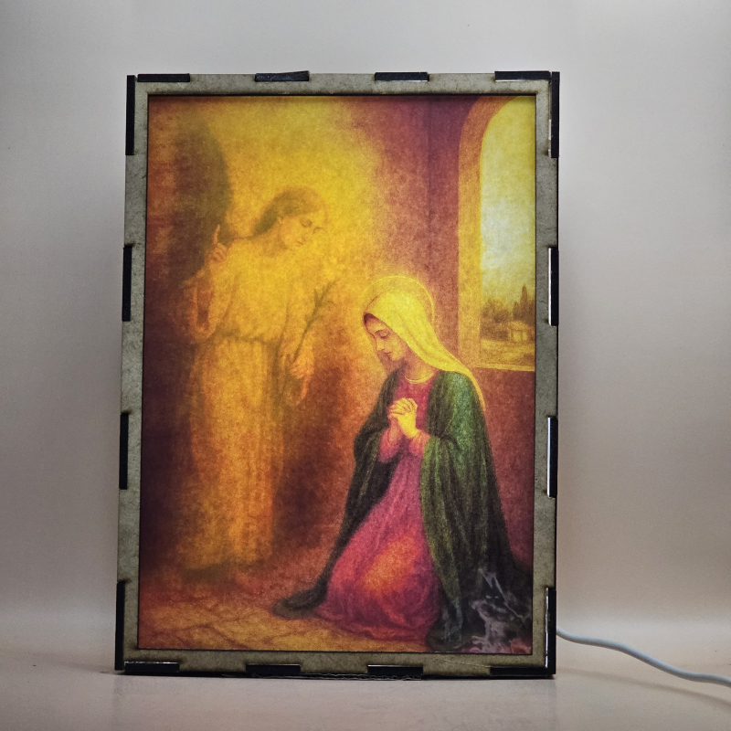 Lámpara con doble imagen el Primer misterio gosozo La Anunciación del Ángel a la Virgen María (), vista encendida, con luz ambiente, donde se revela la ilustración completa al encender la luz LED.