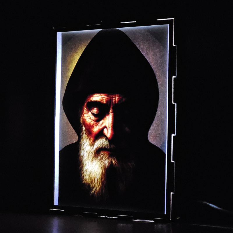 Lámpara con doble imagen  (San Charbel), vista encendida, donde se revela la ilustración completa al encender la luz LED.