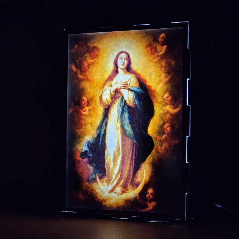 Lámpara con doble imagen  (La Inmaculada Concepción), vista encendida, donde se revela la ilustración completa al encender la luz LED.