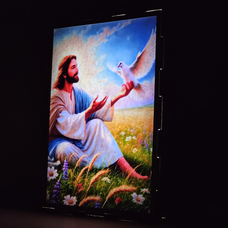 Lámpara con doble imagen  (Nuestro Señor Jesucristo), vista encendida, donde se revela la ilustración completa al encender la luz LED.