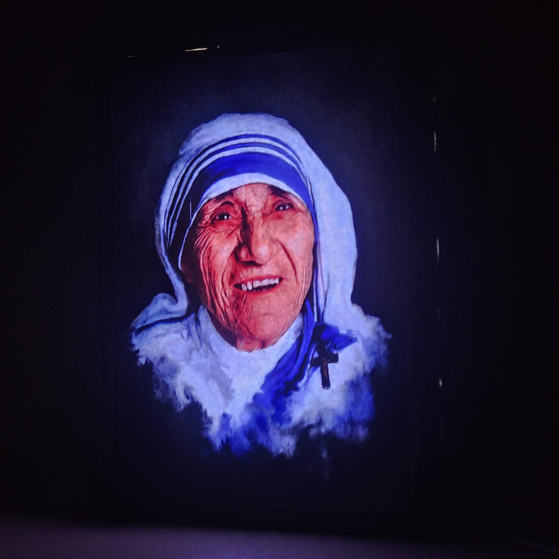 Lámpara con doble imagen  (Santa Teresa de Calcuta), vista encendida, donde se revela la ilustración completa al encender la luz LED.