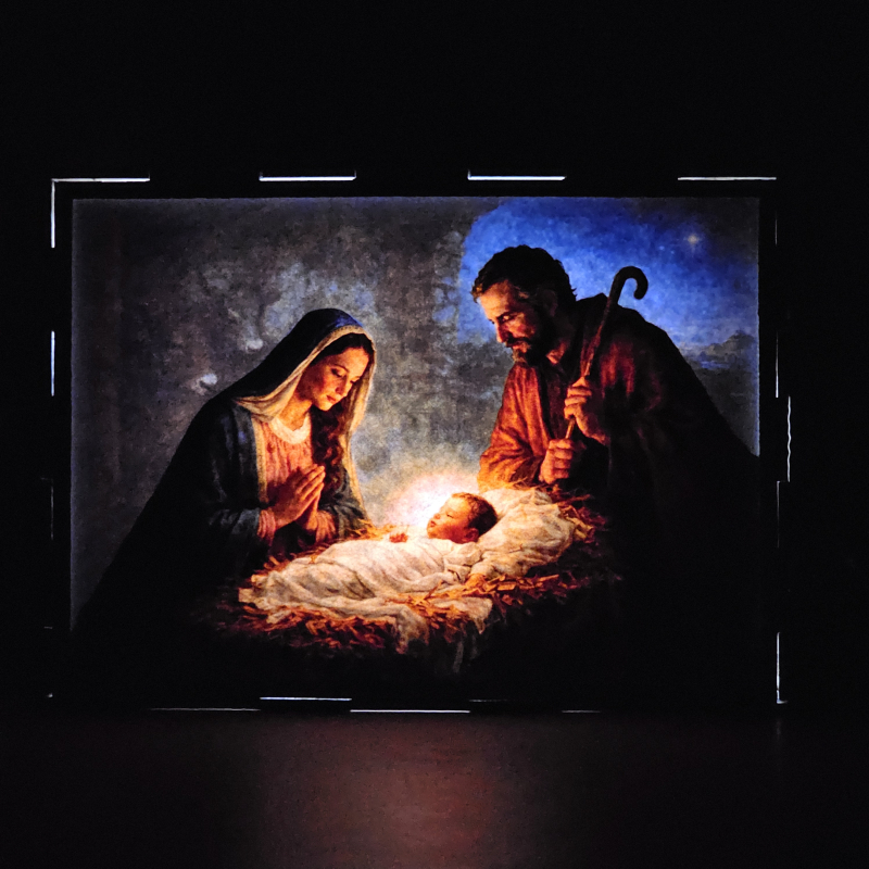 Lámpara con doble imagen el Tercer misterio gosozo El Nacimiento del Hijo de Dios (), vista encendida, donde se revela la ilustración completa al encender la luz LED.