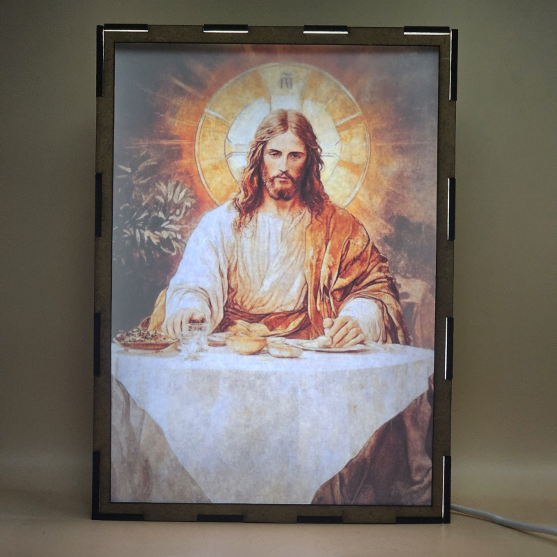 Lámpara con doble imagen el Quinto misterio luminoso La Institución de la Eucaristía (Nuestro Señor Jesucristo), vista encendida, con luz ambiente, donde se revela la ilustración completa al encender la luz LED.