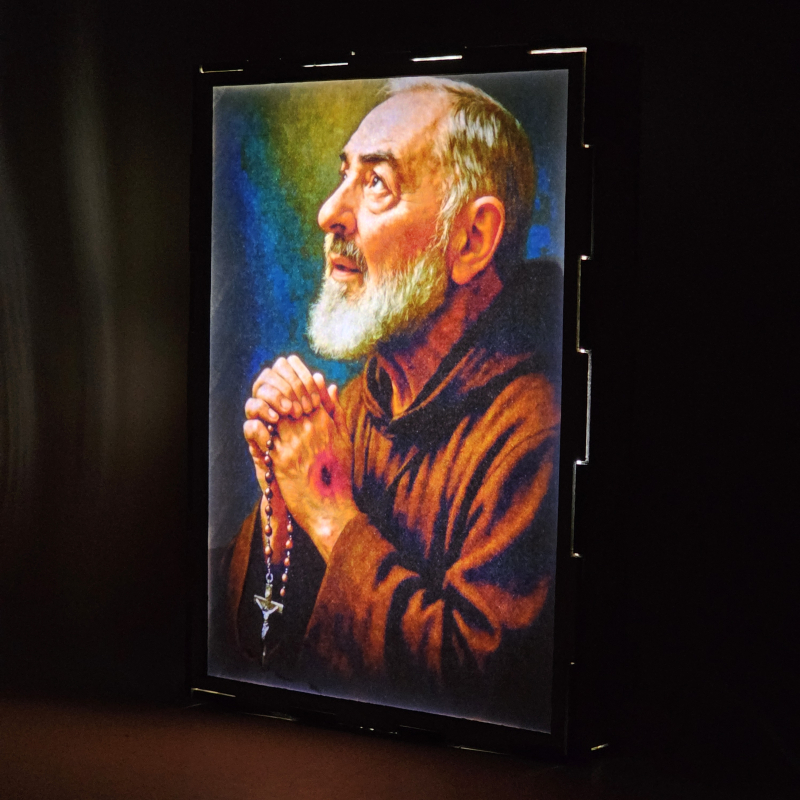 Lámpara con doble imagen  (San Pío de Pietrelcina), vista encendida, donde se revela la ilustración completa al encender la luz LED.