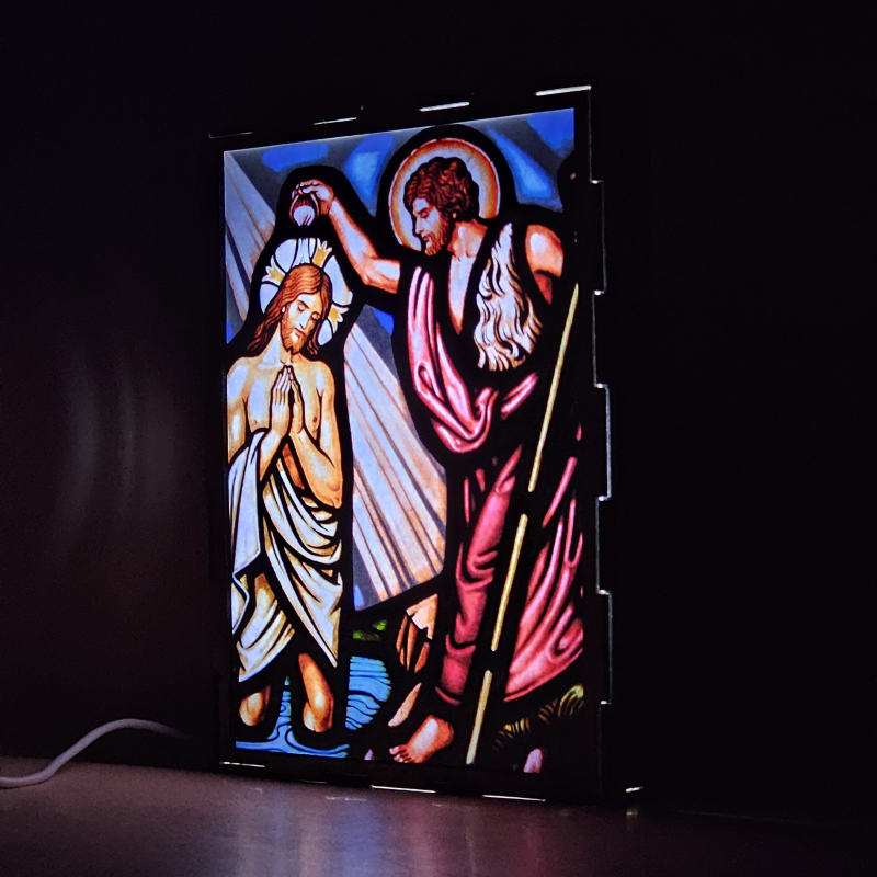 Lámpara con doble imagen el Primer misterio luminoso El Bautismo de Jesús en el Jordán (Nuestro Señor Jesucristo, San Juan Bautista), vista encendida, donde se revela la ilustración completa al encender la luz LED.