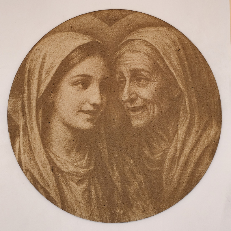 Ilustración religiosa de la Visitación de la Virgen María a Santa Isabel, grabada en MDF circular con detalle tradicional - primer plano