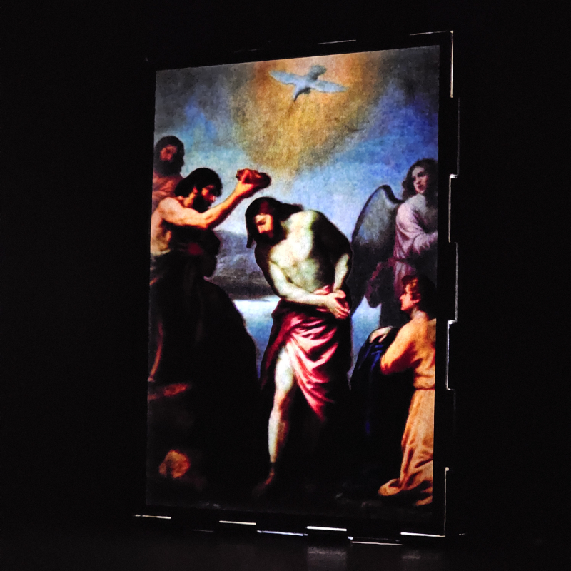 Lámpara con doble imagen el Primer misterio luminoso El Bautismo de Jesús en el Jordán (Nuestro Señor Jesucristo, San Juan Bautista), vista encendida, donde se revela la ilustración completa al encender la luz LED.