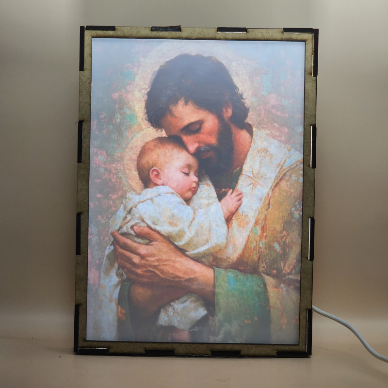 Lámpara con doble imagen  (San José Protector), vista encendida, con luz ambiente, donde se revela la ilustración completa al encender la luz LED.